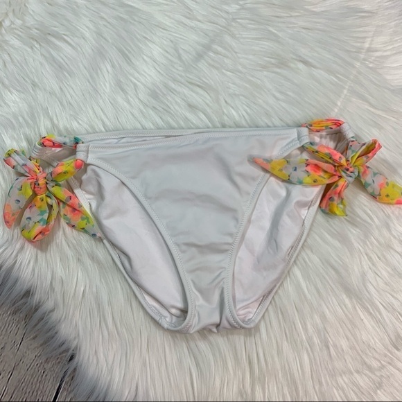 Victoria’s Secret Bikini Bottom medium - Picture 1 of 7